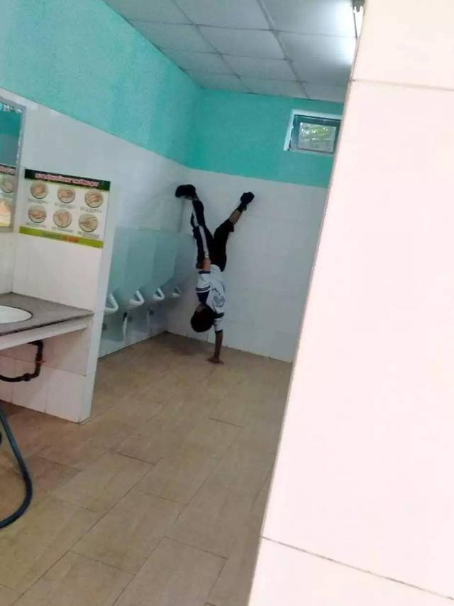 7 Potret Atraksi Nyeleneh Jaga Keseimbangan Ini Hati Deg-Degan