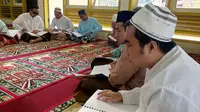 Suasana tadarus penghuni Unit Pelaksana Teknis (UPT) Rehabilitasi Sosial Cacat Netra Dinas Sosial Jawa Timur di Kota Malang, Rabu (8/6/2016). (Liputan6.com/Zainul Arifin)