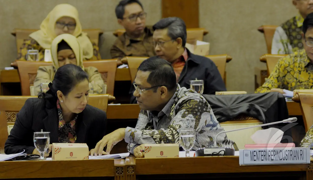 Menteri BUMN Rini Soemarno (kiri) berdiskusi dengan Menteri Perindustrian Saleh Husein saat mengikuti rapat dengar pendapat dengan anggota Komisi VI di Senayan, Jakarta, Senin (6/4/2015). Rapat ini membahas tentang dana desa.(Liputan6.com/Andrian M Tunay)