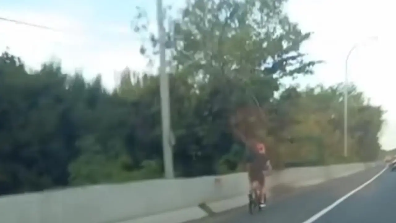 WNA Gowes Sepeda di Tol