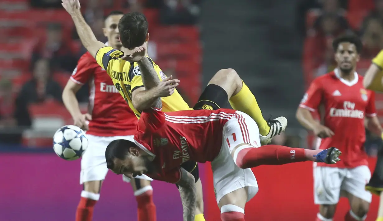 Pemain Benfica, Kostas Mitroglou (bawah) menjadi penentu kemenangan timnya atas Borussia Dortmund pada laga 16 besar Liga Champions di Luz stadium, Lisbon, (14/2/2017).  Benfica menang 1-0. (AP/Armando Franca)