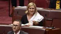 Senator Australia Larissa Waters saat menyusui bayi perempuannya, Alia Joy  (Twitter/@larissawaters)