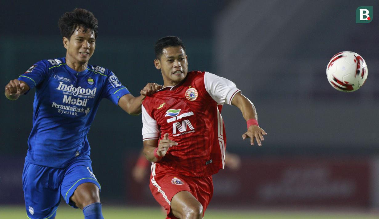 Pemain Persija Jakarta, Taufik Hidayat (kanan) berebut bola dengan pemain Persib Bandung, Achmad Jufriyanto, pada laga kedua final Piala Menpora 2021 di Stadion Manahan, Solo, Minggu (25/4/2021). (Bola.com/M Iqbal Ichsan)