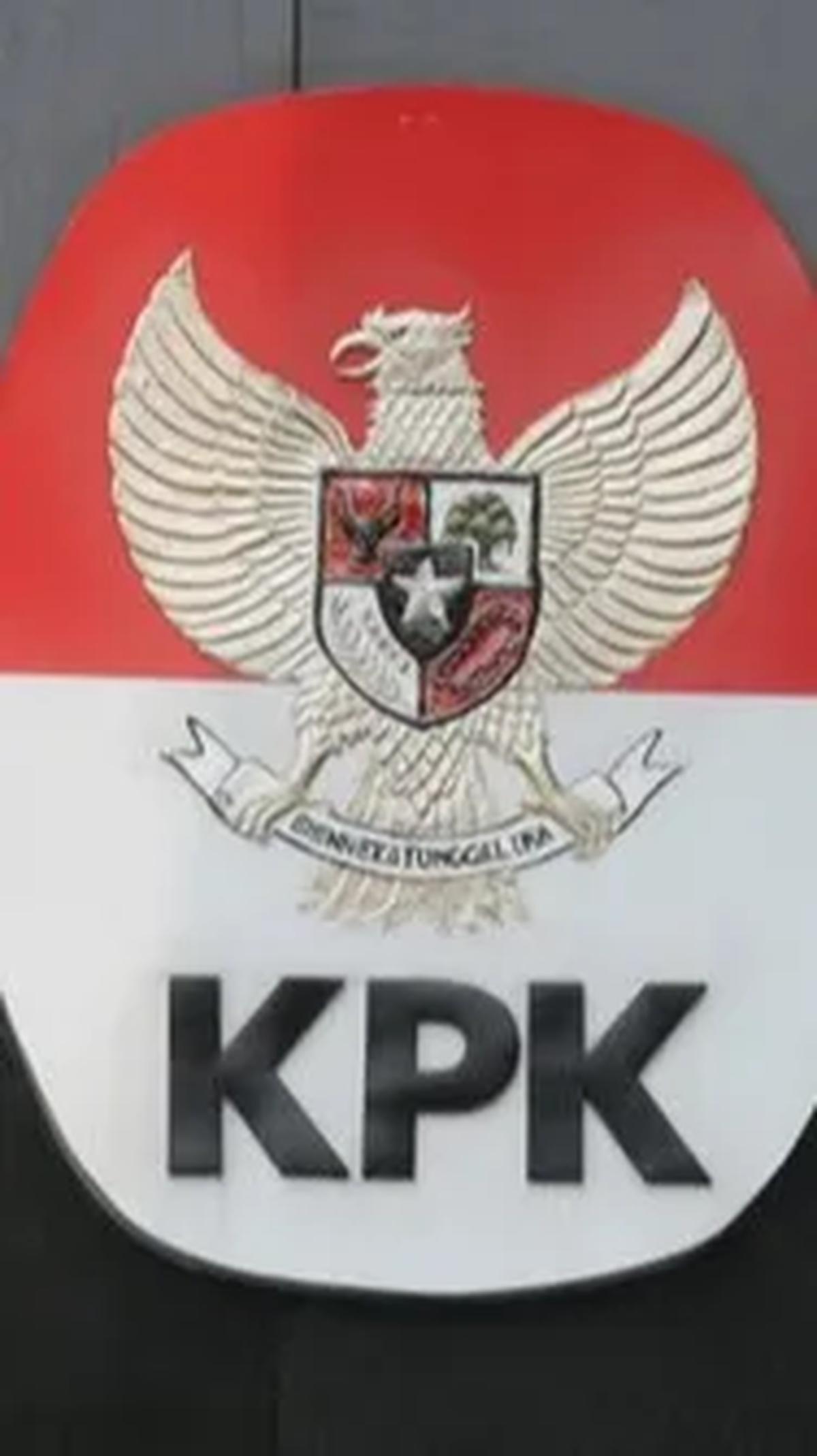 KPK sudah menetapkan tiga orang tersangka. Tiga orang tersangka itu sudah dicegah ke luar negeri. Namun, lembaga antirasuah belum mengumumkan ketiganya sebagai tersangka, karena pengumuman hanya akan dilakukan saat upaya paksa penangkapan maupun penahanan