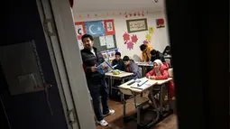Anak-anak Uighur mengikuti kegiatan belajar bahasa Inggris di sebuah sekolah di distrik Silivri, Istanbul, Turki (29/12/2019). Terdapat 107 anak di sekolah ini. Sebanyak 33 anak salah satu orang tuanya berada di kamp dan 7 anak kehilangan kedua orang tuanya. (AFP/Ozan Kose)