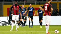 Ekspresi pemain AC Milan, Tiemoue Bakayoko (kiri) dan Gonzalo Higuain setelah pemain Inter Milan, Mauro Icardi mencetak gol ke gawang mereka pada laga Serie A di Stadion San Siro, Milan, Italia, Minggu (21/10). (AP Photo/Antonio Calanni)