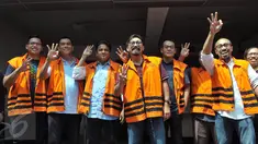 Delapan orang tahanan KPK mengikuti Pilkada DKI Jakarta putaran kedua di TPS 19 yang berlokasi di rutan Gedung KPK, Jakarta, Rabu (19/4). Dari delapan pemillih, tujuh di antaranya menggunakan rompi tahanan berwarna oranye. (Liputan6.com/Helmi Afandi)