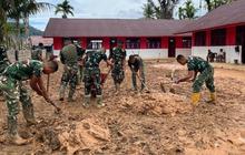TNI Gencarkan Pembersihan SDN di Tapteng, Percepat Aktivitas Belajar Pasca-Banjir