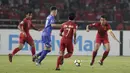 Pemain Cina Taipei, Will Donkin, berusaha melewati pemain Indonesia pada laga AFC U-19 di SUGBK, Jakarta, Kamis (18/10/2018. (Bola.com/M Iqbal Ichsan)