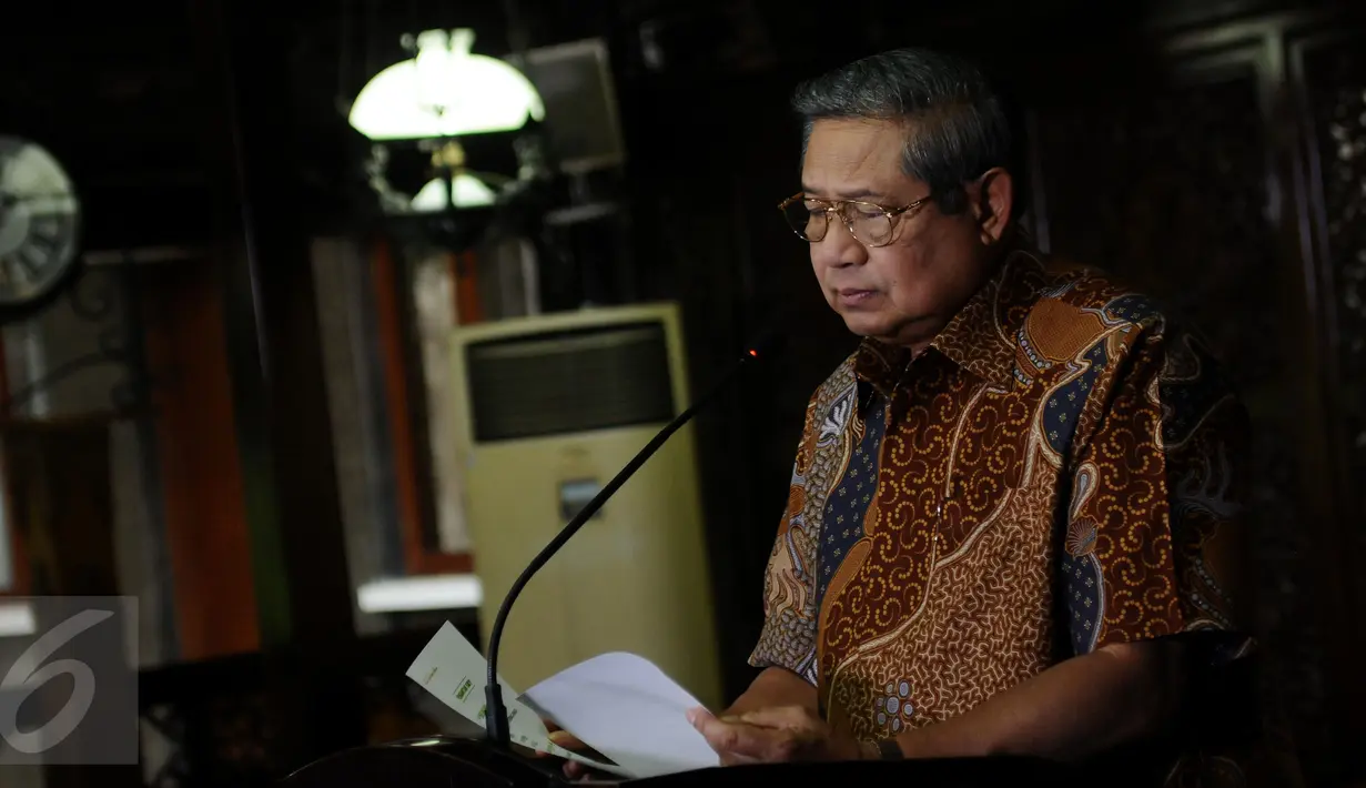 Susilo Bambang Yudhoyono jelang memberi keterangan terkait polemik dokumen TPF kasus Munir di Cikeas, Kab Bogor, Selasa (25/10). Pernyataan tindak lanjut hasil temuan TPF Munir dibacakan mantan Mensesneg, Sudi Silalahi. (Liputan6.com/Helmi Fithriansyah)
