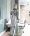 Gamis model brokat seperti Ria Ricis juga patut kamu pertimbangkan untuk outfit kondangan. Untuk hijab, gunakan warna senada dengan gamis. (Instagram/riaricis1975).