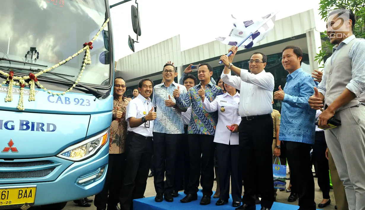 Menteri Perhubungan Budi Karya Sumadi saat peresmian armada Jakarta Airport Connexion di Bandara Soekarno-Hatta, Tangerang (30/5). Untuk tahap awal, akan ada 91 unit armada bus yang siap dioperasikan. (Liputan6.com/Helmi Afandi)