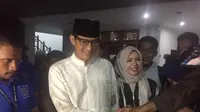 Calon Wakil Presiden nomor urut 02, Sandiaga Uno bersama istri, di Masjid At-Taqwa, Sabtu (20/4/2019). (Liputan6.com/Muhammad Radityo Priyasmoro)