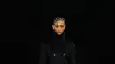 Sang pahlawan Max Mara melangkah maju dengan keyakinan, mengenakan busana yang mencerminkan kekuatan dan keindahan dalam satu harmoni yang sempurna. [Dok/MaxMara].
