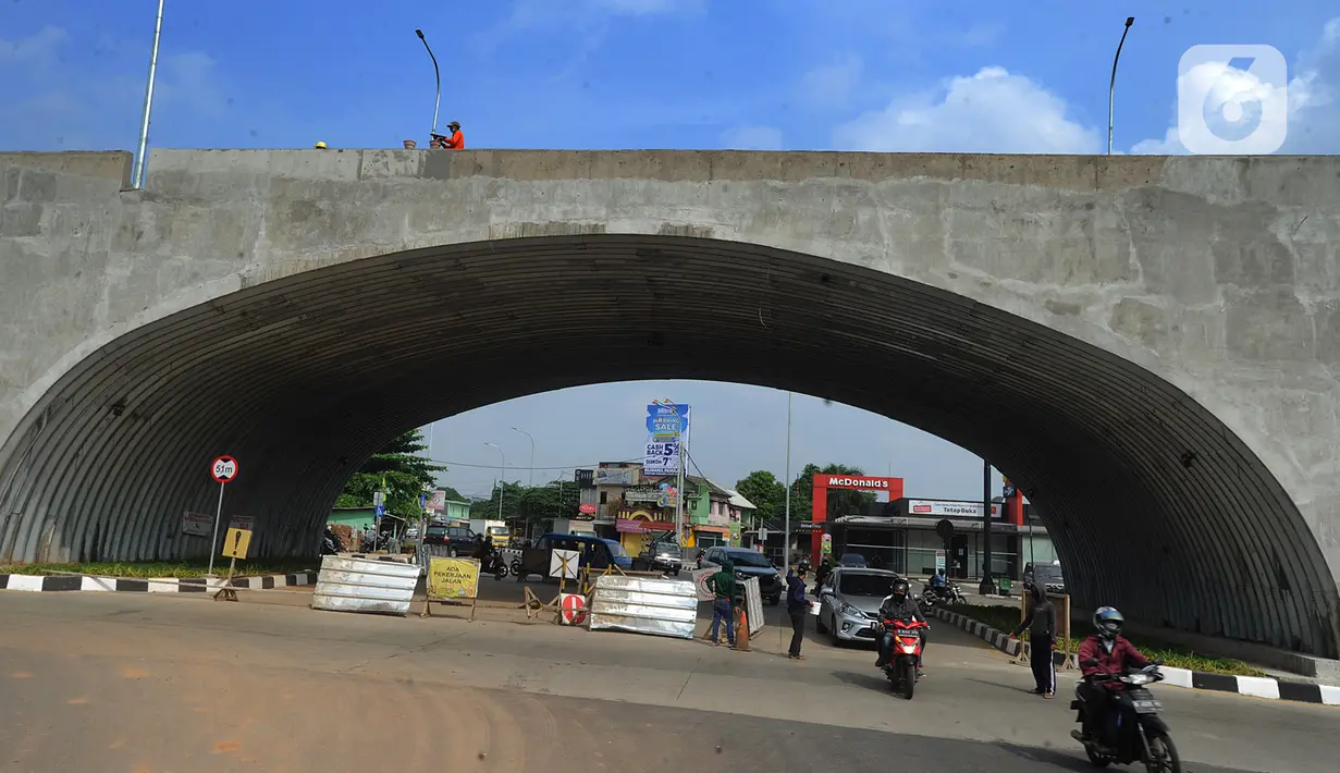 Kendaraan bermotor melintasi di bawah flyover simpang gaplek di Pamulang, Tangerang Selatan, Jumat (15/5/2020). Beroperasinya flyover sepanjang 446 meter  yang menghubungkan Ciputat- Parung itu diharapkan membantu mengurai kemacatan yang kerap terjadi di kawasan tersebut. (merdeka.com/Arie Basuki)
