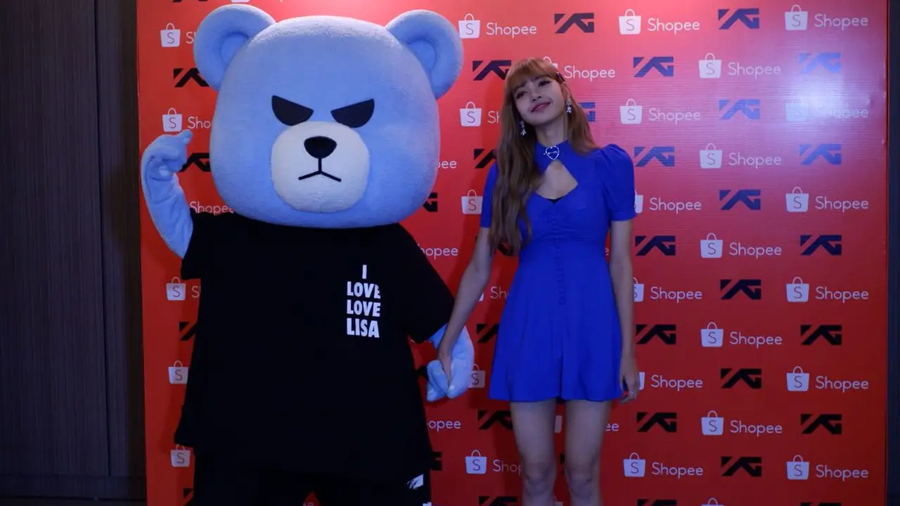 [Bintang] Pose Imut Lisa BLACKPINK Bareng Krunk di Jakarta