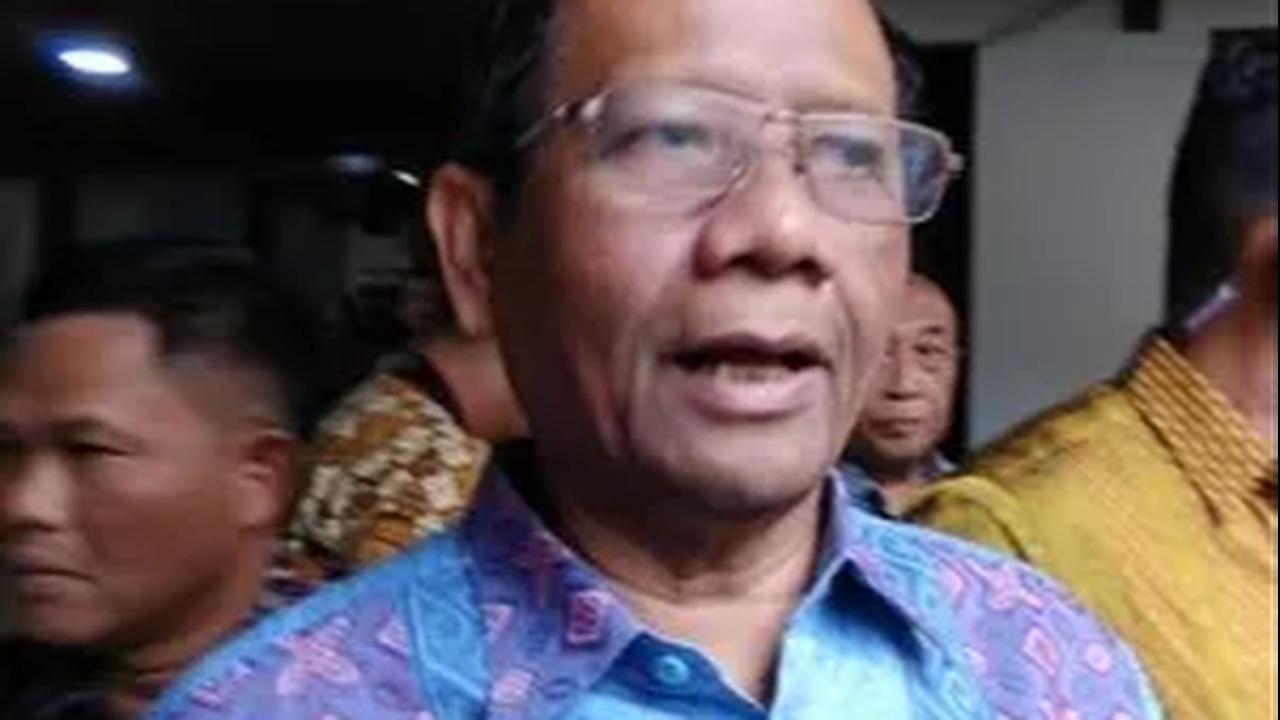 Menkopolhukam Mahfud Md menyaksikan secara langsung Latihan tiga matra TNI tahun 2023.