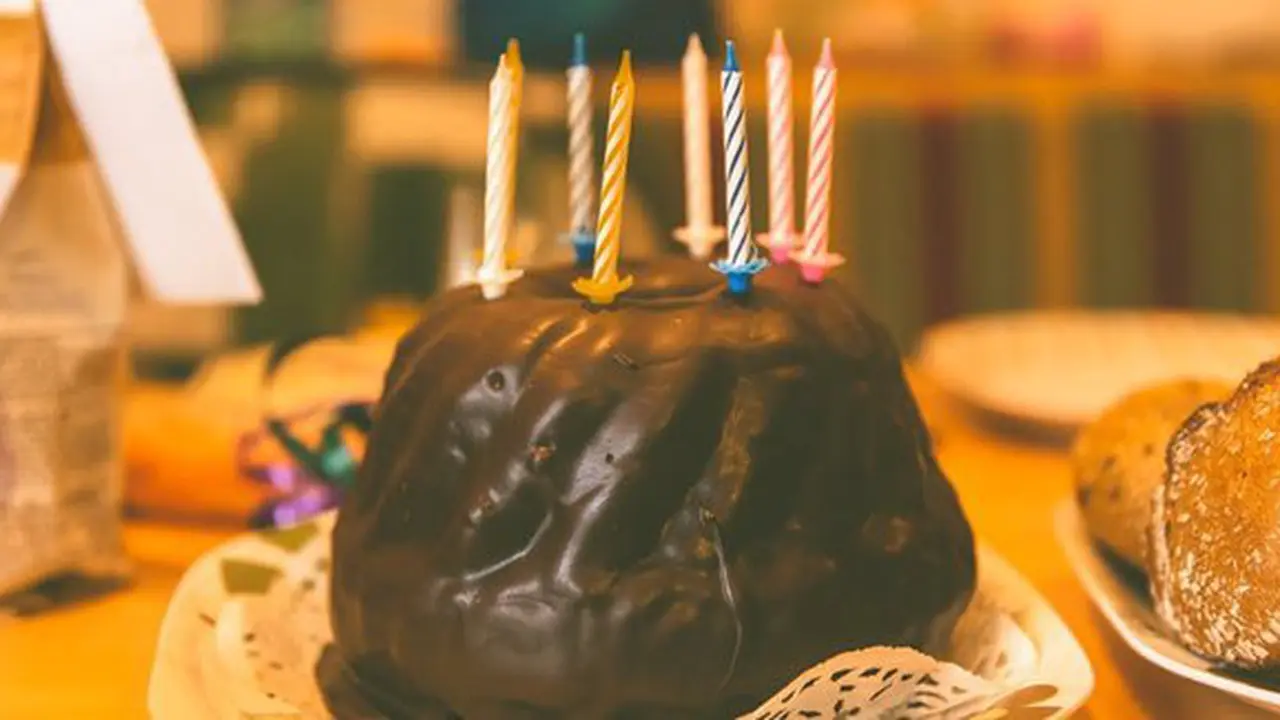 Meniup lilin ulang tahun adalah kebiasaan tak baik/copyright Pexels.com