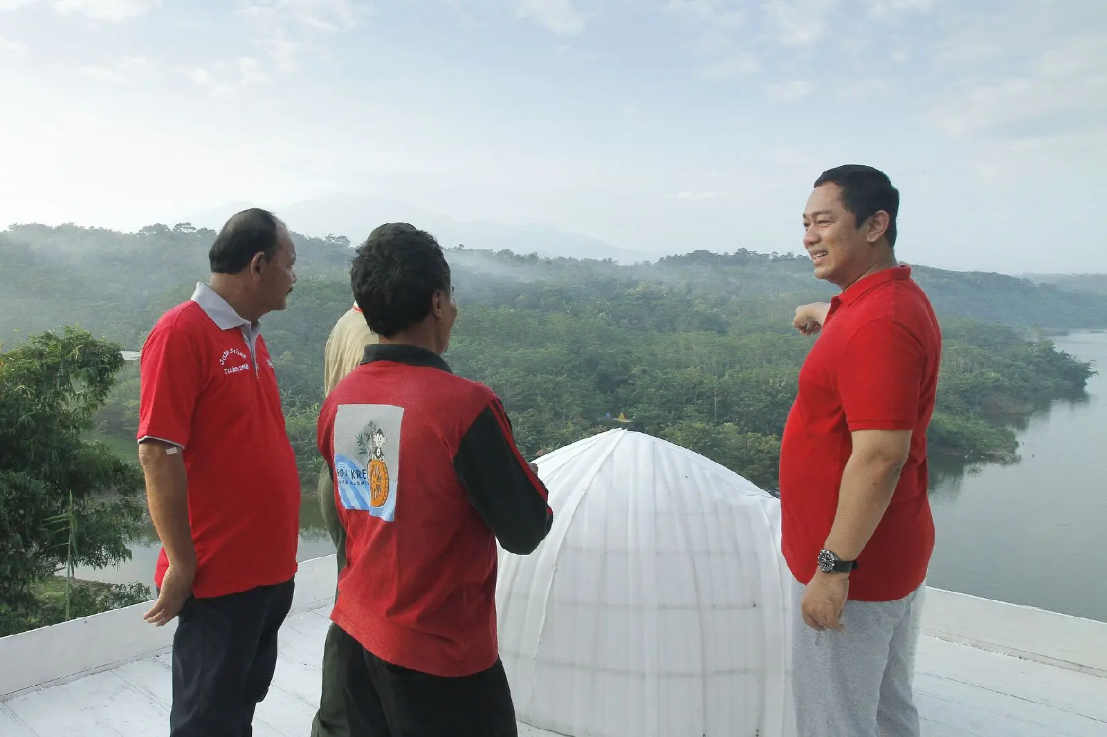 Wali Kota Semarang Hendrar Prihadi melihat air di Wadung Jatibarang seusai meresmikan homestay dengan wifi gratis. (foto: Liputan6.com/felek wahyu)