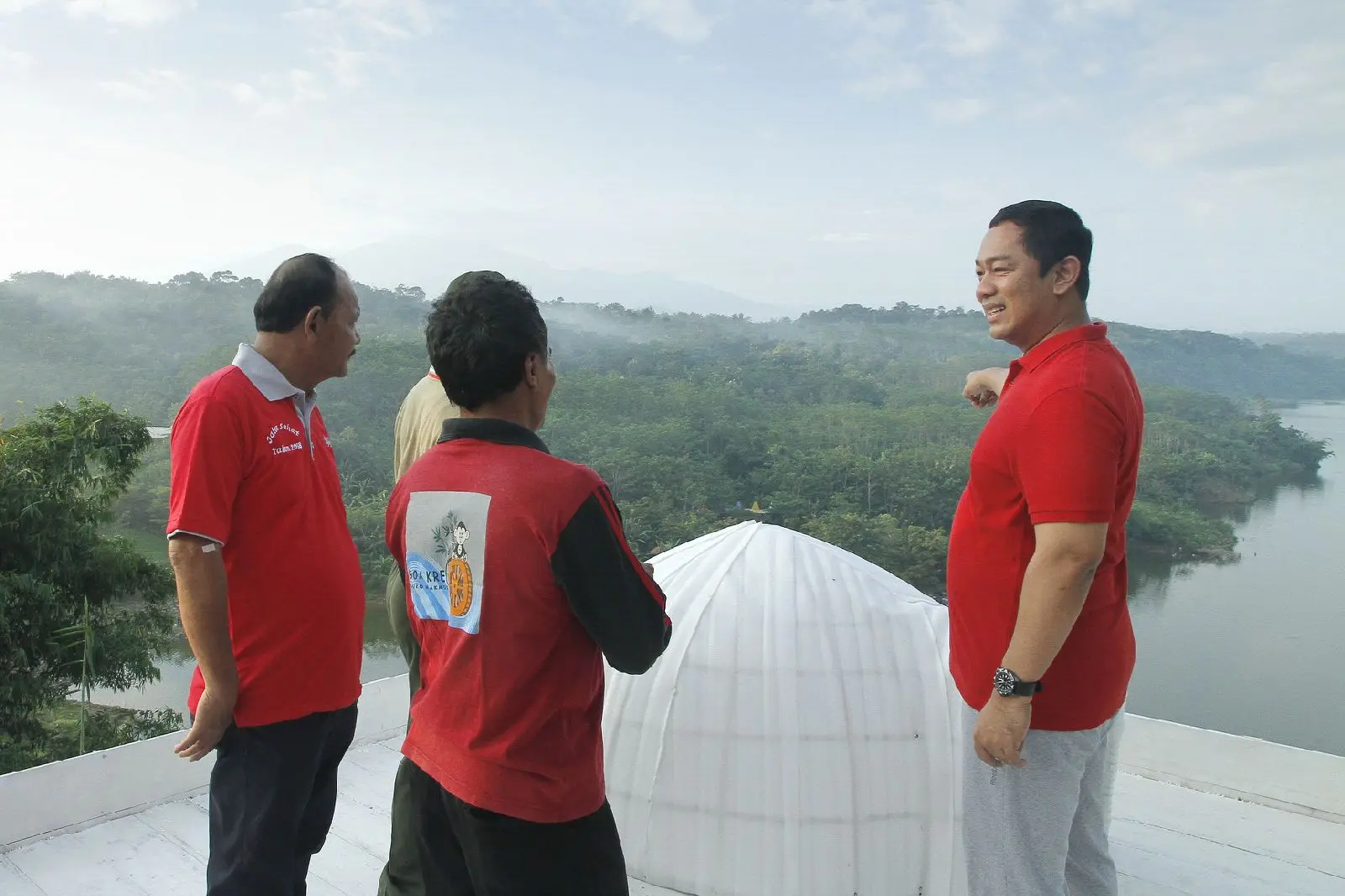 Wali Kota Semarang Hendrar Prihadi melihat air di Wadung Jatibarang seusai meresmikan homestay dengan wifi gratis. (foto: /felek wahyu)