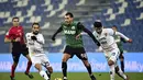 Gelandang Sassuolo, Mehdi Bourabia (tengah) membawa bola dari kawalan dua pemain Benevento, Marco Sau dan Alessandro Tuia pada pertandingan Liga Serie A Italia di Stadion Mapei di Reggio Emilia, Italia, Sabtu (12/12/2020). Sassuolo menang tipis atas Benevento 1-0. (Massimo Paolone/LaPresse via AP)