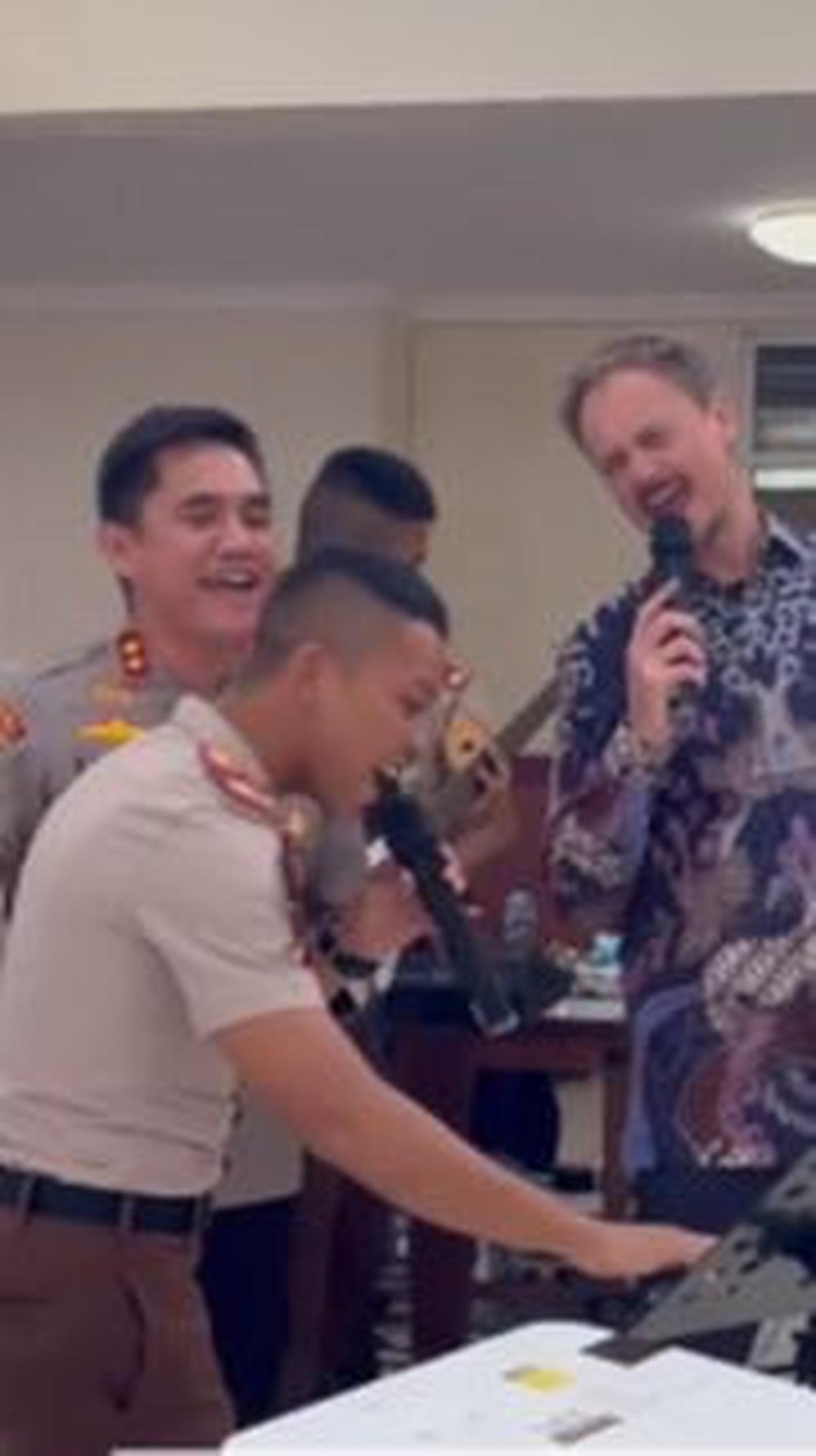 "Trio yang menyenangkan," demikian dikutip dari keterangan video.