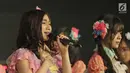 Member JKT 48, Melody menangis saat memberi pengumuman di acara 'JKT48 Request Hour Setlist Best 30 2017', Jakarta, Sabtu (4/11). Melody mengumumkan dirinya yang dari Tim J dan Tim T memutuskan lulus dari JKT48. (Liputan6.com/Herman Zakharia)