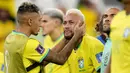 Pemain Brasil, Neymar (kanan) dihibur oleh rekannnya, Raphinha setelah tim mereka kalah dari Kroasia saat laga perempat final Piala Dunia Qatar 2022 yang berlangsung di Education City Stadium, Al-Rayyan, Jumat (09/12/2022) waktu setempat. Brasil kalah 2-4 dari Kroasia saat babak adu penalti. (AP/Darko Bandic)