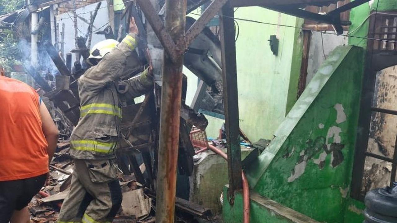 Damkar Evakuasi ABK Meninggal Dunia Akibat Kebakaran Rumah di Komplek Militer Bandung