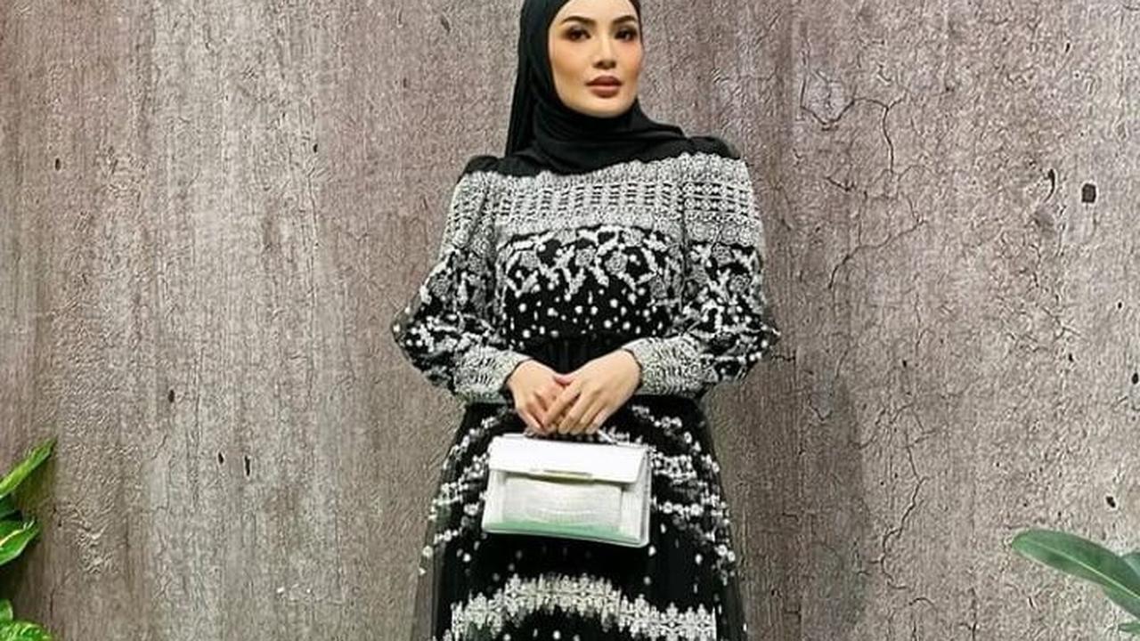 <b>Dress Hitam Motif Putih, membuat Penampilan makin Elegan</b><br>