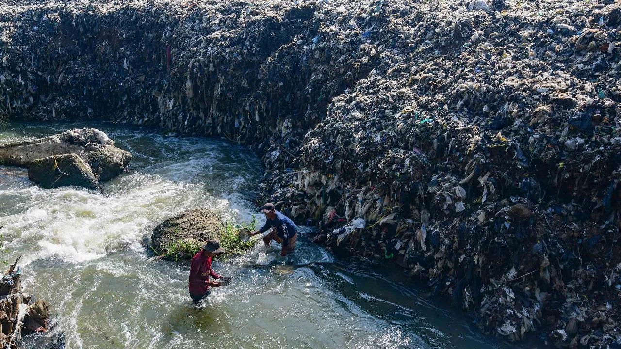 FOTO: Aliran Kali Pesanggrahan Menyempit Akibat Longsoran Sampah TPA Cipayung