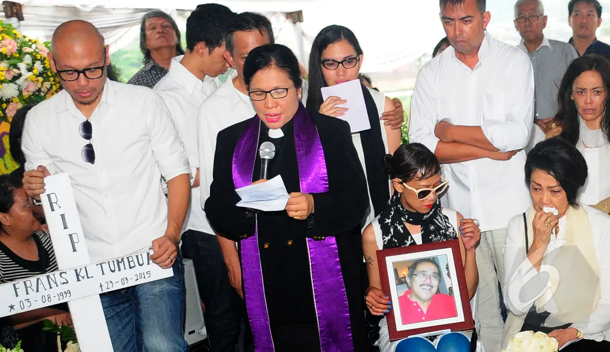 Rima Melati (kanan) tak kuasa menahan tangis saat menghadiri pemakaman jenazah Frans Tumbuan di TPU Tanah Kusir, Kebayoran Lama, Jakarta, Rabu (25/3/2015). (Liputan6.com/Yoppy Renato)