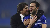 Pelatih Chelsea, Antonio Conte, bersama Cesc Fabregas merayakan kemenangan atas Watford pada laga Premier League di Stadion Stamford Bridge, London, Senin (15/5/2017). Chelsea menang 4-3 atas Watford. (AFP/Ben Stansall)