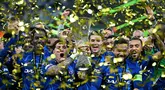 Para pemain Chelsea merayakan trofi UEFA Conference League usai memenangi laga final melawan Real Betis di Tarczynski Arena, Wroclaw, Polandia, Rabu 28 Mei 2025 waktu setempat atau Kamis (29/5/2025) dini hari WIB. (Sergei GAPON/AFP)