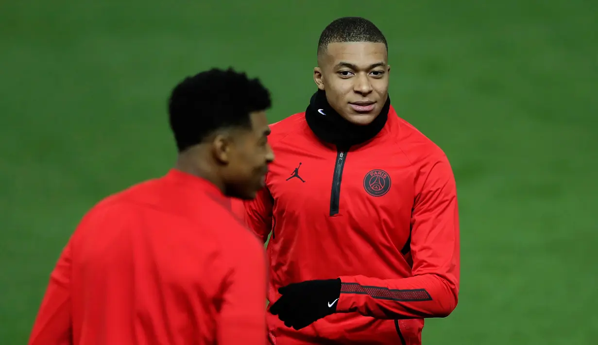 Pemain Paris Saint Germain Kylian Mbappe (kanan) berlatih di Old Trafford, Manchester, Inggris, Senin (11/2). PSG akan menghadapi Manchester United (MU) pada 16 besar Liga Champions. (Martin Rickett/PA via AP)