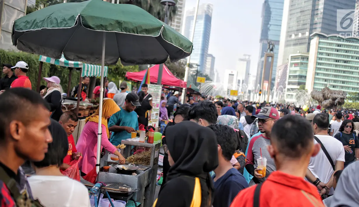 Pedagang kaki lima (PKL) berjualan saat pelaksanaan CFD di kawasan Bundaran HI, Jakarta, Minggu (5/5/2019). Kurangnya pengawasan petugas menyebabkan banyak PKL berjualan tidak pada tempat yang telah di sediakan Pemprov DKI sehingga mengganggu aktivitas warga berolahraga. (Liputan6.com/Faizal Fanani)