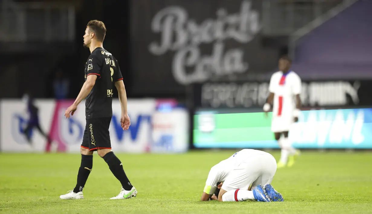 Pemain Paris Saint-Germain Marquinhos (kanan) bereaksi usai melawan Rennes pada pertandingan Liga Satu Prancis di Stadion Roazhon Park, Rennes, Prancis, Minggu (9/5/2021). Laga berakhir imbang 1-1. (AP Photo/David Vincent)