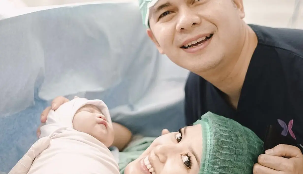 Istri pesinetron Handika Pratama ini melahirkan pada 6 Mei 2022 lalu, buah hatinya yang diberi nama Vanilla AL Madinah Permaisuri Pratama. Saat melahirkan ia pun tampil begitu memesona. @rsn.dw