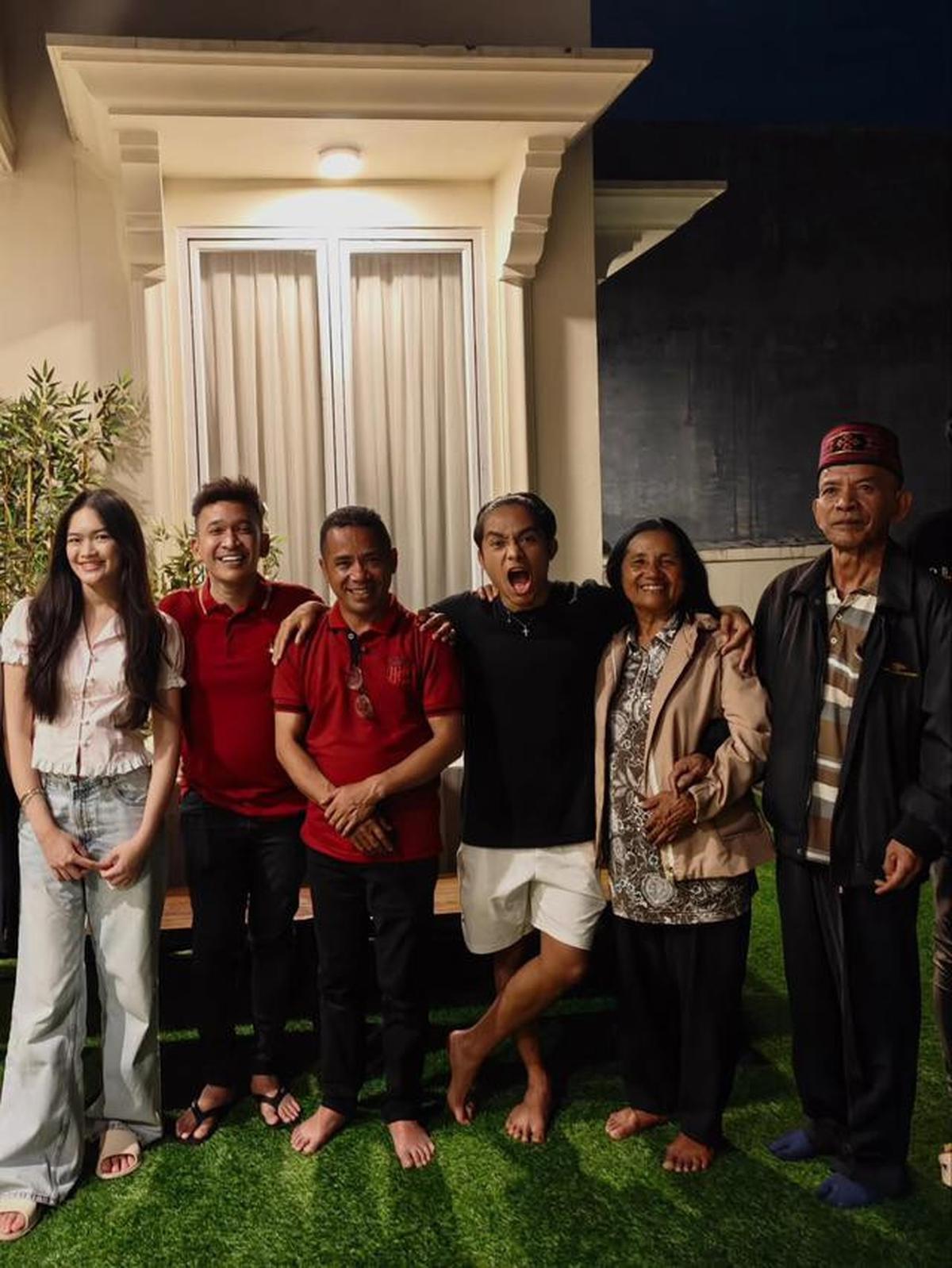 7 Potret Betrand Peto Bertemu Keluarga dari NTT, Sebut Rindu yang Terobati