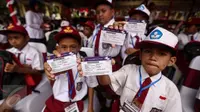 Laporan kinerja capaian tiga tahun Kemenko PMK mencatatkan bahwa Kartu Indonesia Pintar (KIP) telah terdistribusi lebih dari 17,9 juta siswa