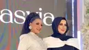 Sementara itu, Tasyi tampil dramatis dengan  gaun hitam yang dihiasi aksen pita besar warna putih di bagian bahu-nya. Penampilannya dilengkapi dengan hijab hitam. [@reddot.livestream].