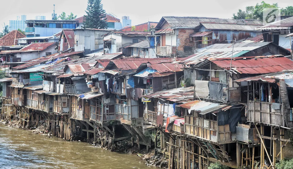 Suasana permukiman kumuh bantaran kali ciliwung di kawasan Manggarai, Jakarta, Sabtu (9/1). Tahun ini, akan ditangani kawasan kumuh perkotaan seluas 2.564 Ha dengan anggaran Rp 318,3 miliar. (Liputan6.com/Faizal Fanani)