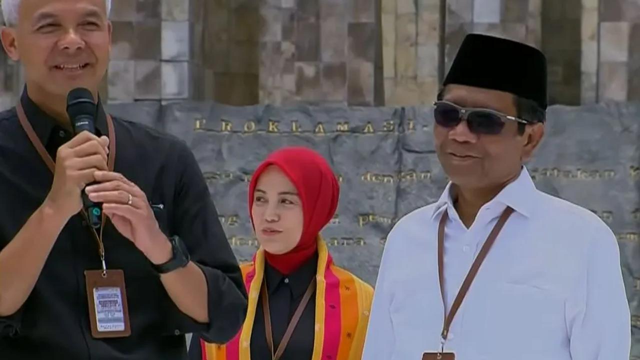 Bakal Calon Presiden dan Wakil Presiden Ganjar Pranowo-Mahfud MD mendaftar ke Komisi Pemilihan Umum (KPU) siang ini. Sebelum ke KPU, mereka berkumpul di Tugu Proklamasi.