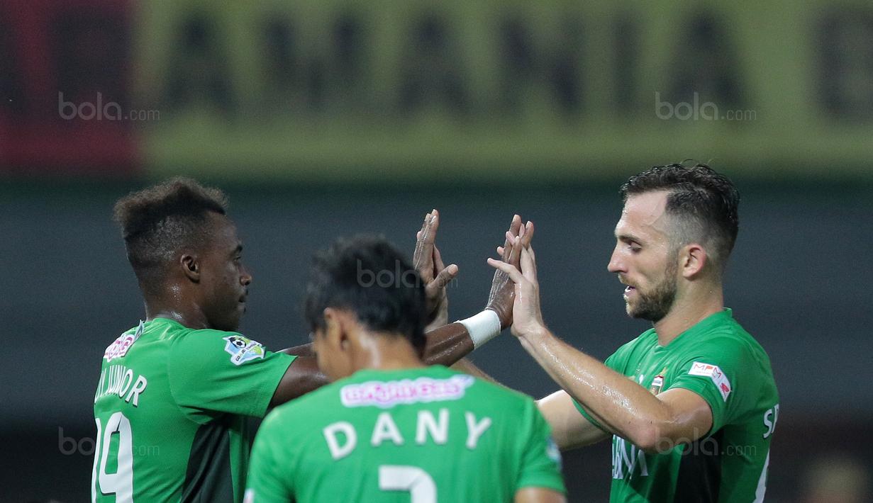 Spaso (kanan) akhirnya digantikan Guy Junior pada babak kedua saat pada lanjutan Liga 1 2017 di Stadion Patriot, Bekasi, (27/10/2017). Bhayangkara menang 3-1. (Bola.com/Nicklas Hanoatubun)