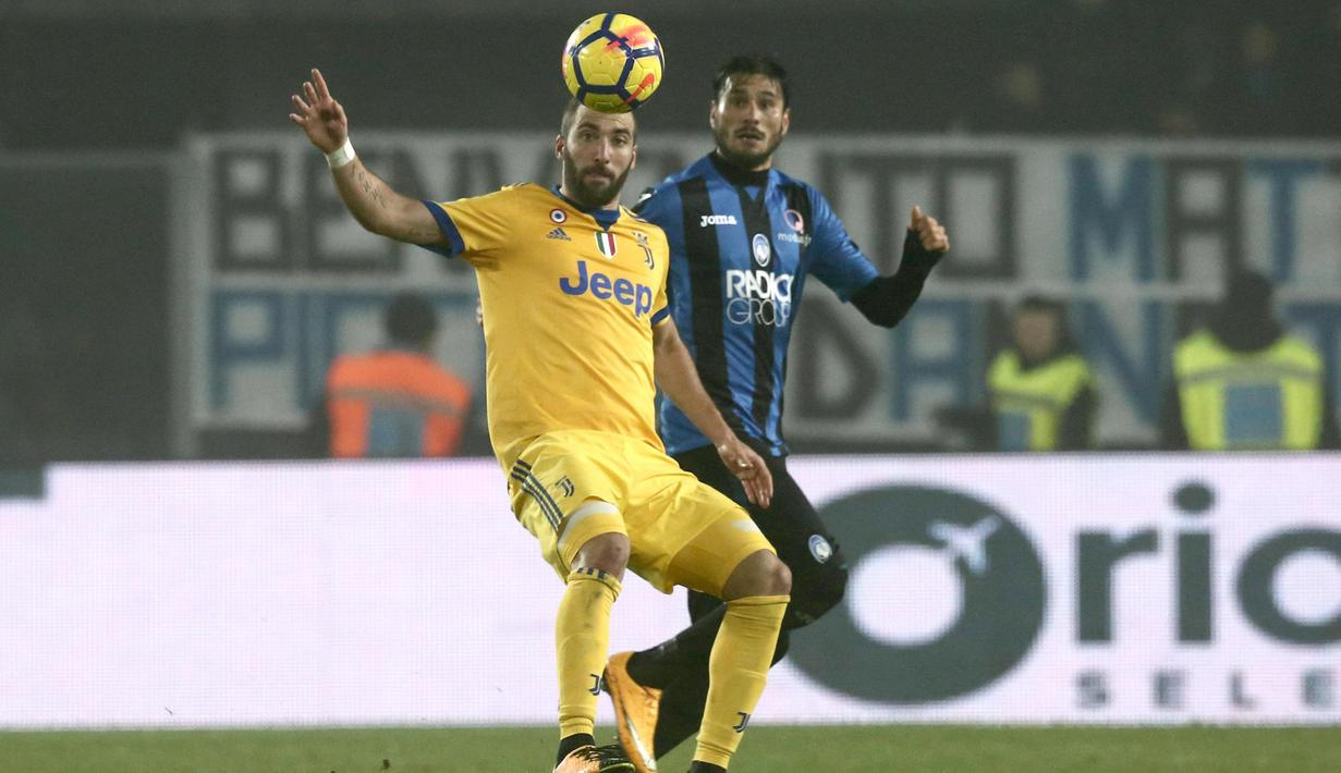Pemain Juventu, Gonzalo Higuain mengontrol bola dari kejaran pemain Atalanta, Jose Palomino pada leg pertama semifinal Coppa Italia di Atleti Azzurri d'Italia stadium, Bergamo, Italia, (30/1/2018). Juventus menang 1-0. (Paolo Magni/ANSA via AP)