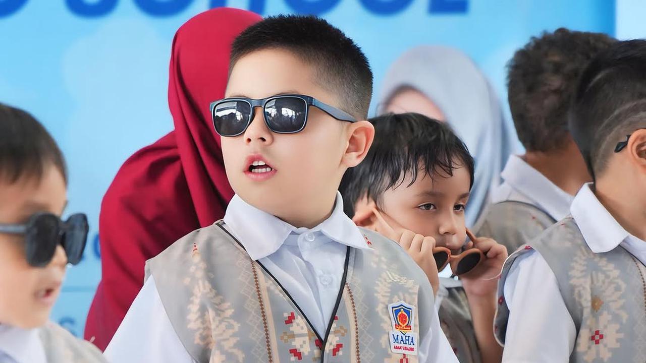 Potret Sulaiman Anak Oki Setiana Dewi Kembali Sekolah di Indonesia Setelah Pulang dari Mesir, Ceria dengan Teman-teman