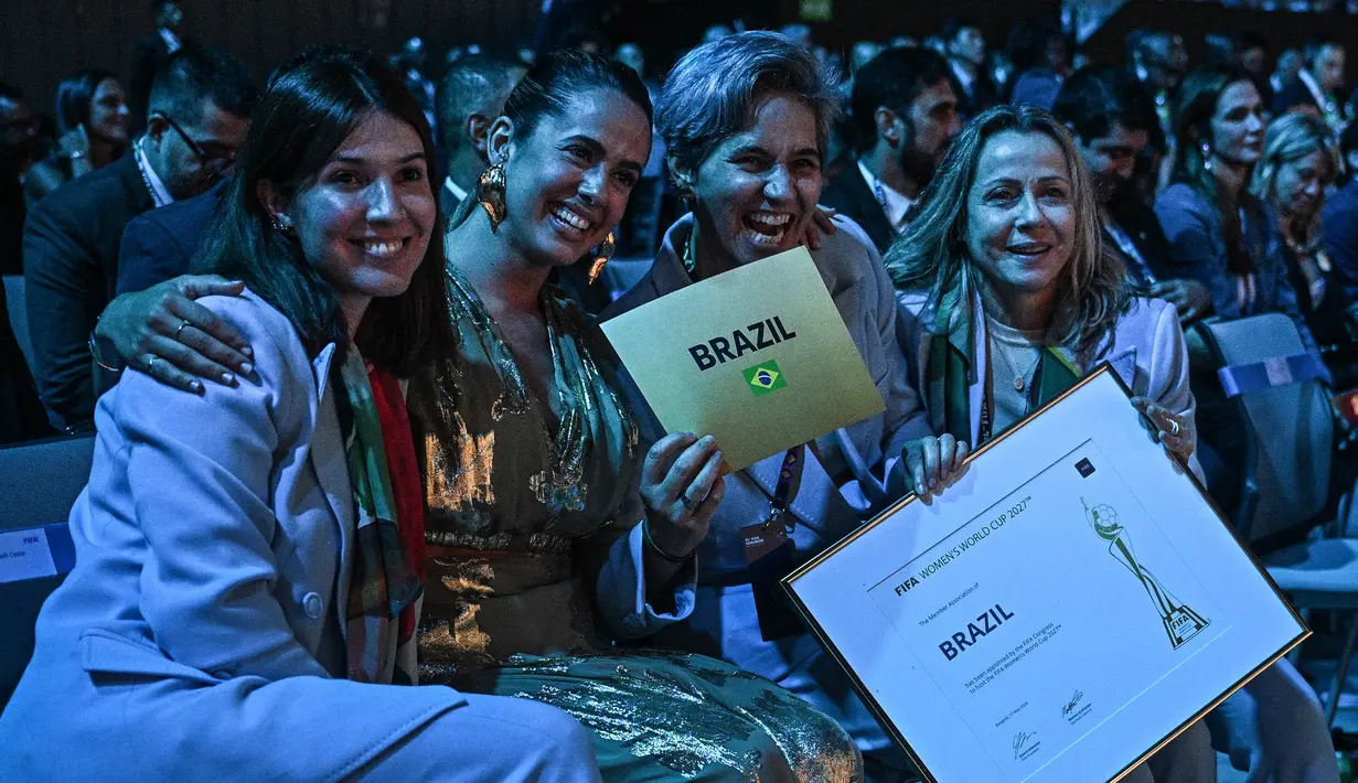 Berdasarkan hasil voting, Brasil berhasil unggul dari Belgia, Belanda, dan Jerman yang memberikan penawaran bersama. (Lillian SUWANRUMPHA/AFP)
