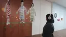 Pengunjung melihat sejumlah karya yang dipamerkan dalam pameran As all gather in commons yang menghadirkan karya lima seniman, Dian Utami, Ella Wijt, Meliantha Muliawan, Sekarputi Sidhiawati, dan Theresia Agustina Sitompul. Pameran ini mengangkat tema domestisitas, identitas, masa kanak-kanak, perempuan, dan keibuan melalui beragam medium, mulai dari lukisan, tekstil, keramik, cetakan, karya tiga dimensi hingga benda temuan. (KLY/Budy Santoso)