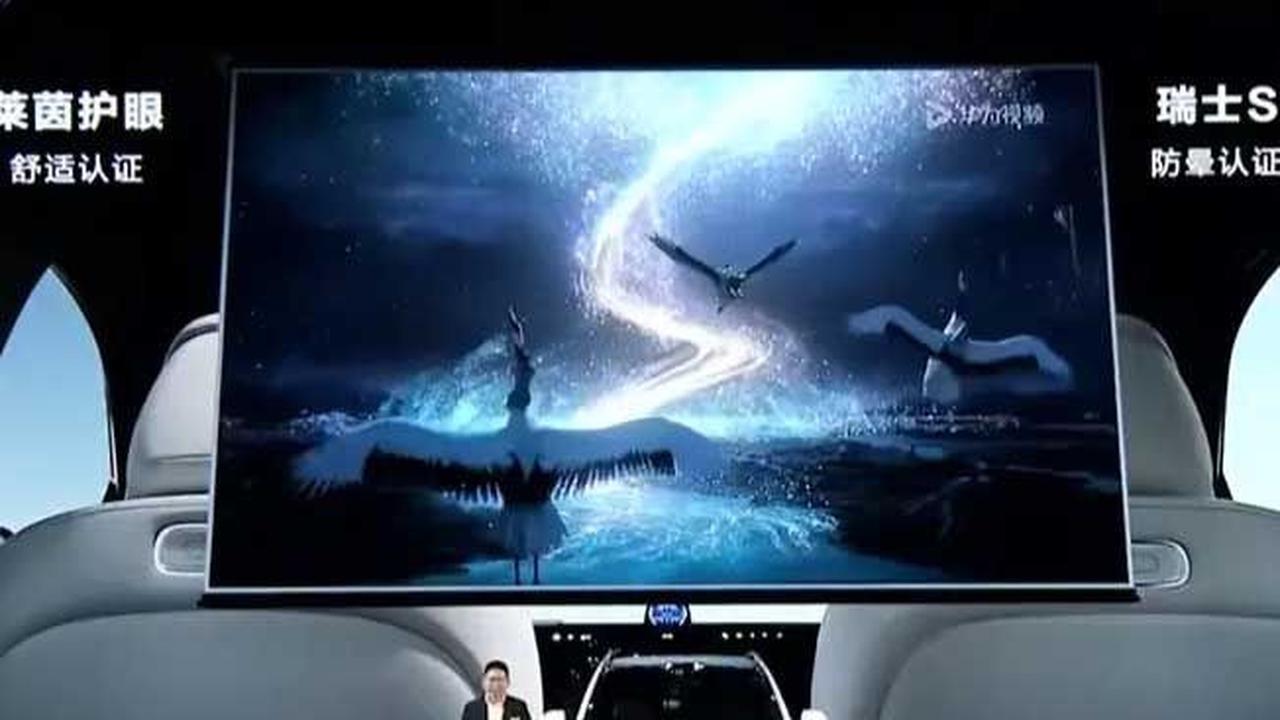 Selain itu, penumpang belakang juga dapat menikmati hiburan dengan 'TV' berukuran 32 inci yang dapat digunakan untuk karaoke maupun menonton film