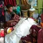 Viral Buaya Mati Dikafani dan Diperlakukan Seperti Manusia, Diyakini Kembaran Cucunya (sumber: Instagram.com/info_kejadian_makassar dan Merdeka.com)